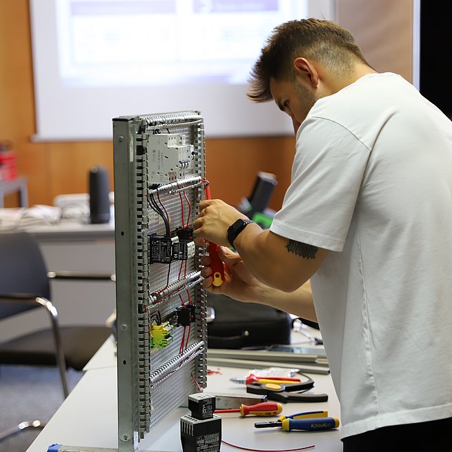 Ausbildung zur Elektrofachkraft für festgelegte Tätigkeiten: Verdrahtung