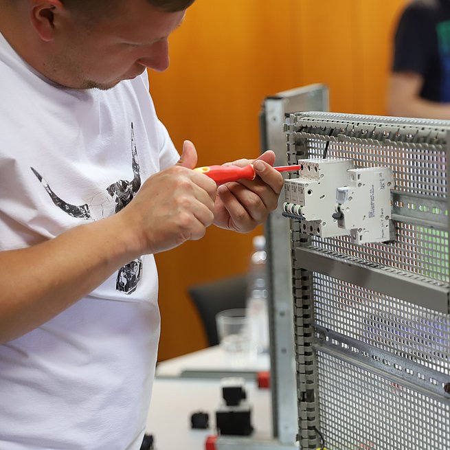 Ausbildung zur Elektrofachkraft für festgelegte Tätigkeiten: Errichtung einer Motorsteuerung