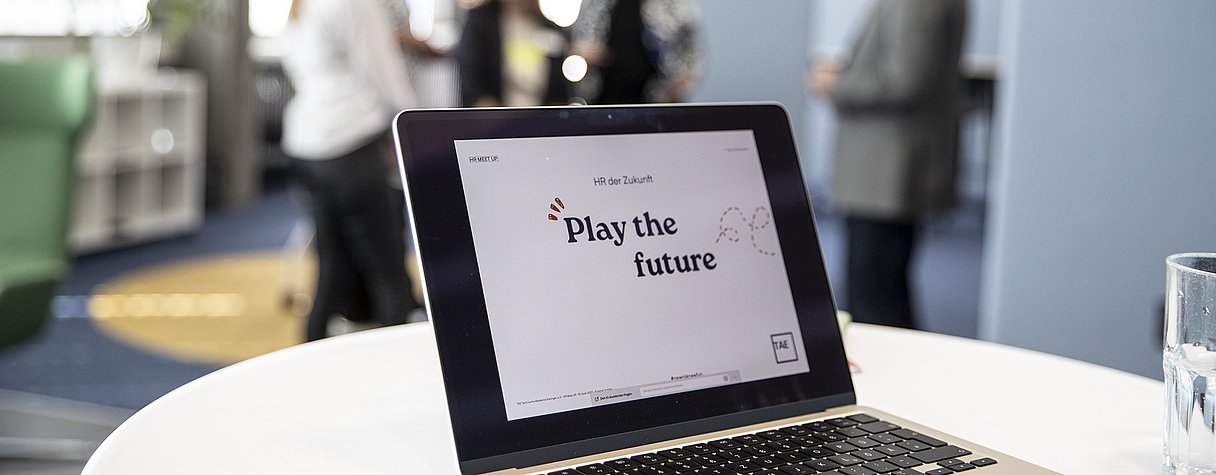 Teammeeting in einem modernen Büro: Mitarbeitende analysieren Aufgaben auf einem Whiteboard in einem agilen Arbeitsumfeld mit Fokus auf Projektplanung und Zusammenarbeit.